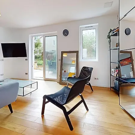Prázdninový dům Maison Climatisee Avec Jardin Proche Monnet, Mermoz